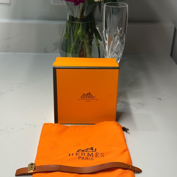 Hermes Leather Bracelet with gold tone hardware + Box + Dusty - Picture 8 of 8